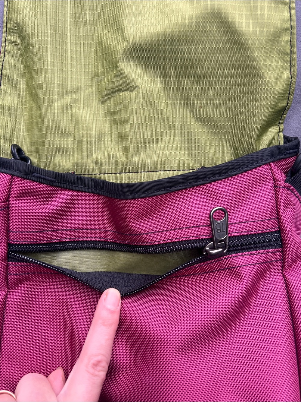 Tom Bihn small cafe bag in raspberry/moss - Picture 4 of 7